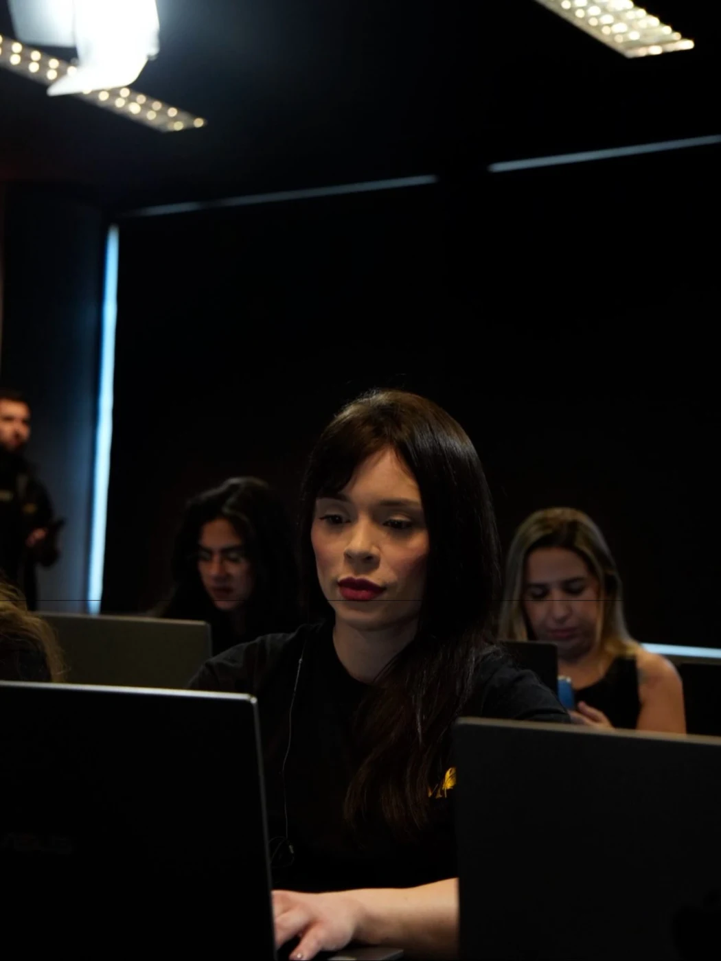 Aline Pereira à mesa do comercial